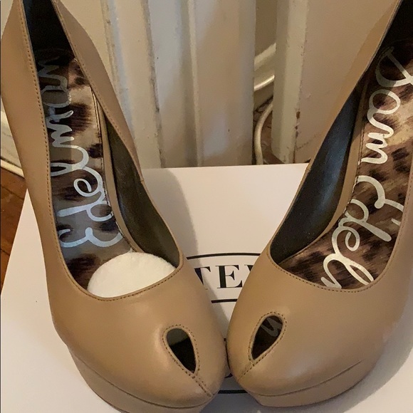 Women’s Platform Peep toe shoe - Picture 2 of 2